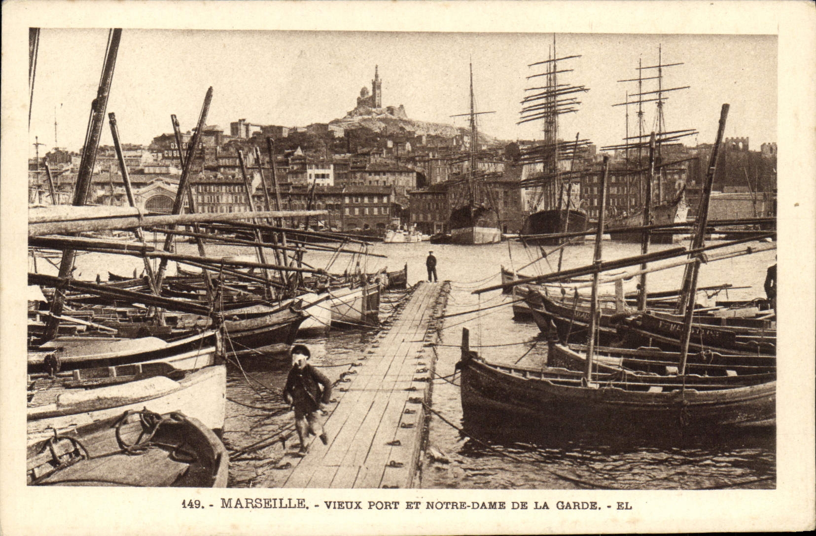 CPA Marseille Vieux Port Et Notre Dame De La Garde Bateaux