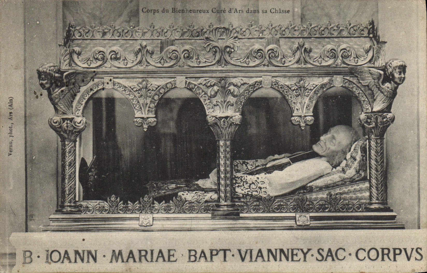 El cuerpo del ARS de la POSTAL de la VENDIMIA de feliz limpia del ARS en su caza