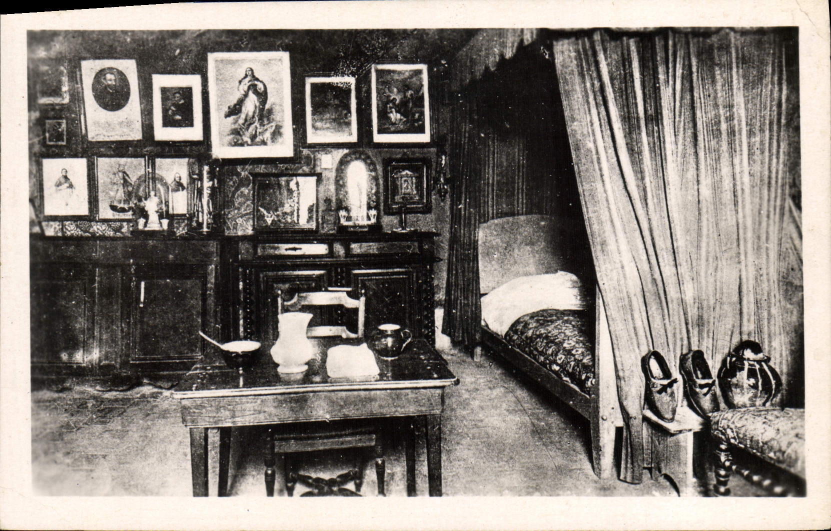 VINTAGE POSTCARD Ars Room and reads of Dead of the Saint Cleans