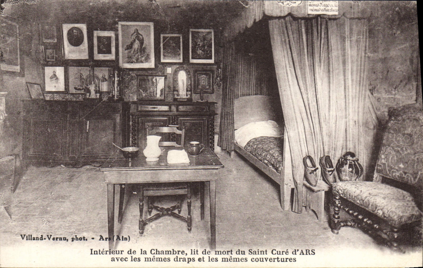 VINTAGE POSTCARD Ars Interieur of the Room reads of Dead of the Saint Cleans