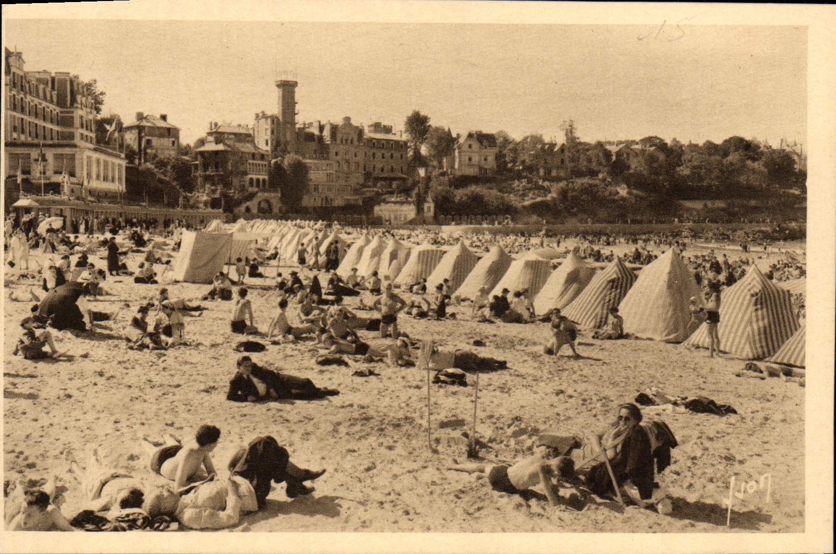 CPA Dinard Un Coin de la Plage
