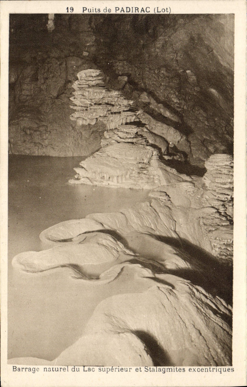CPA Puits de Padirac Barrage naturel du lac superieur et stalagmites excentriques