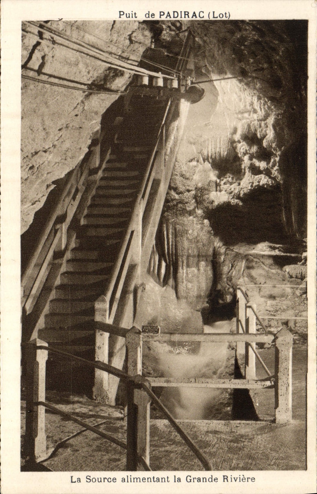 CPA Puits de Padirac La source alimentant la grande riviere