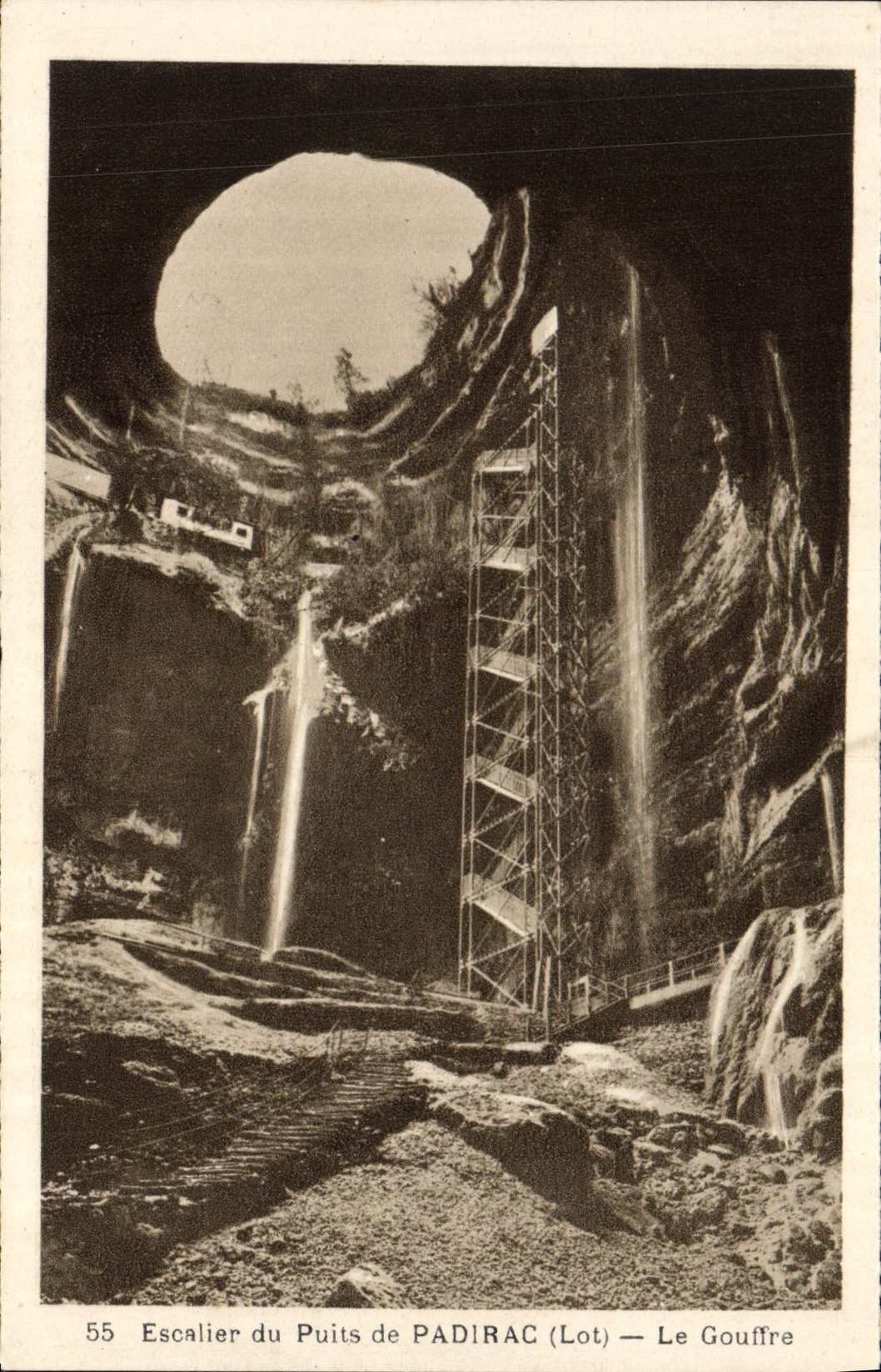 Escalera de la POSTAL de la VENDIMIA del bien de Padirac el hoyo