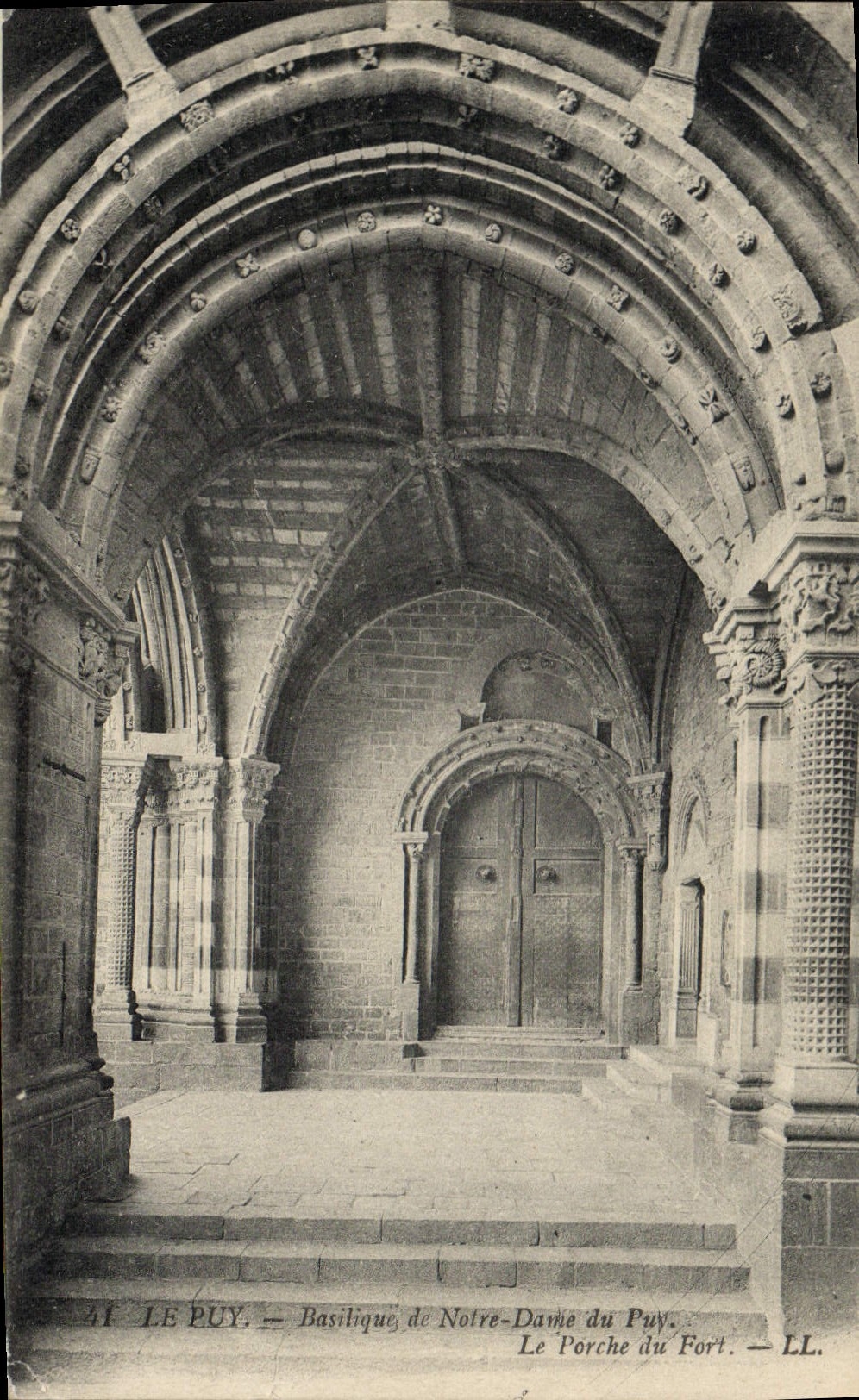 Basílica de Puy de la POSTAL de la VENDIMIA de Notre Dame de Puy el pórtico de la fortaleza