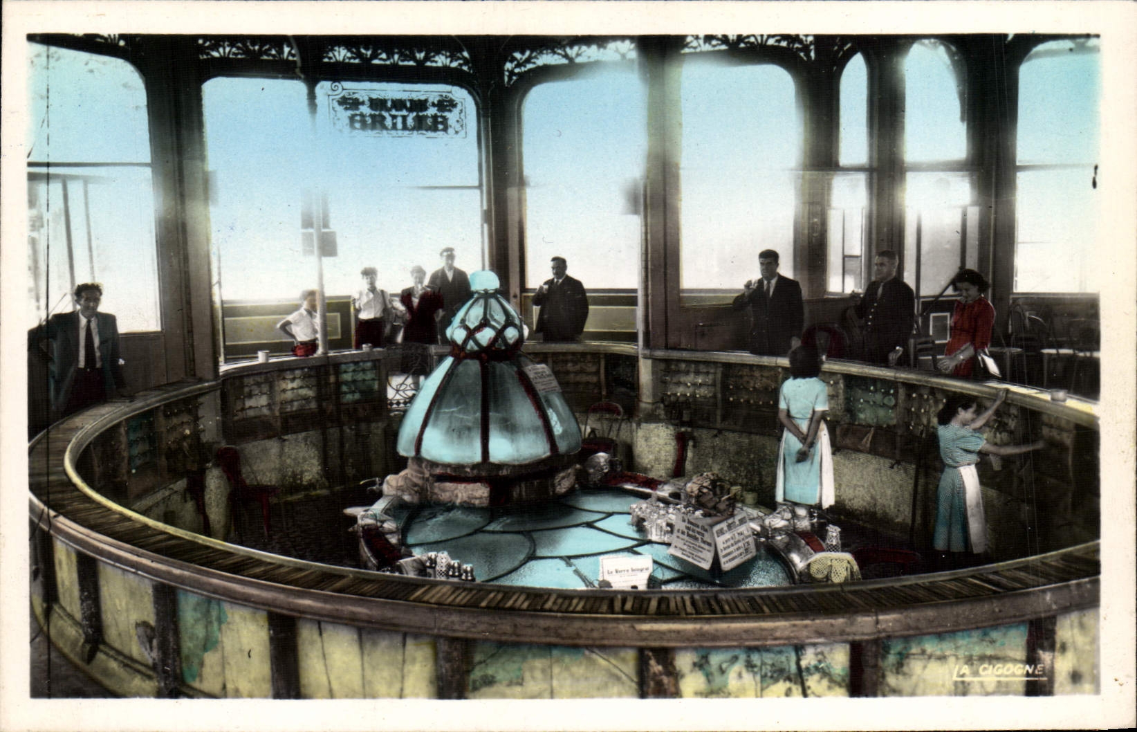 CPA Vichy Source Grande grille 