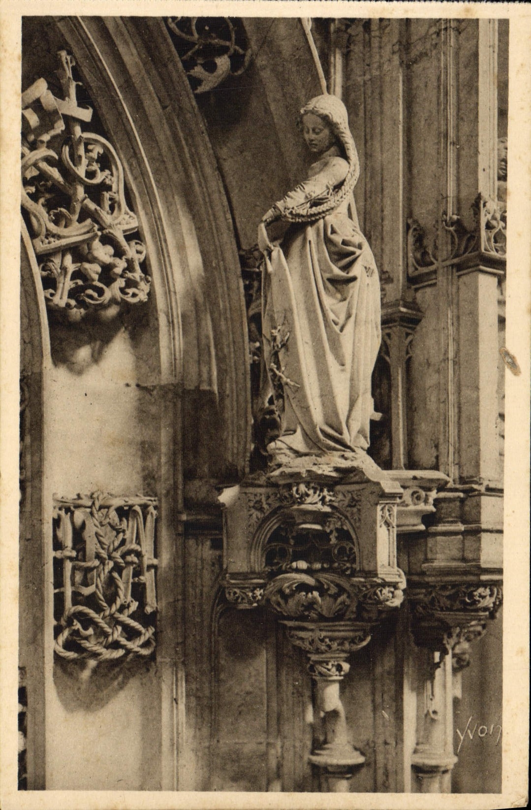 VINTAGE POSTCARD Borough Church of Husks Statuette of the tomb of Marguerite of Austria
