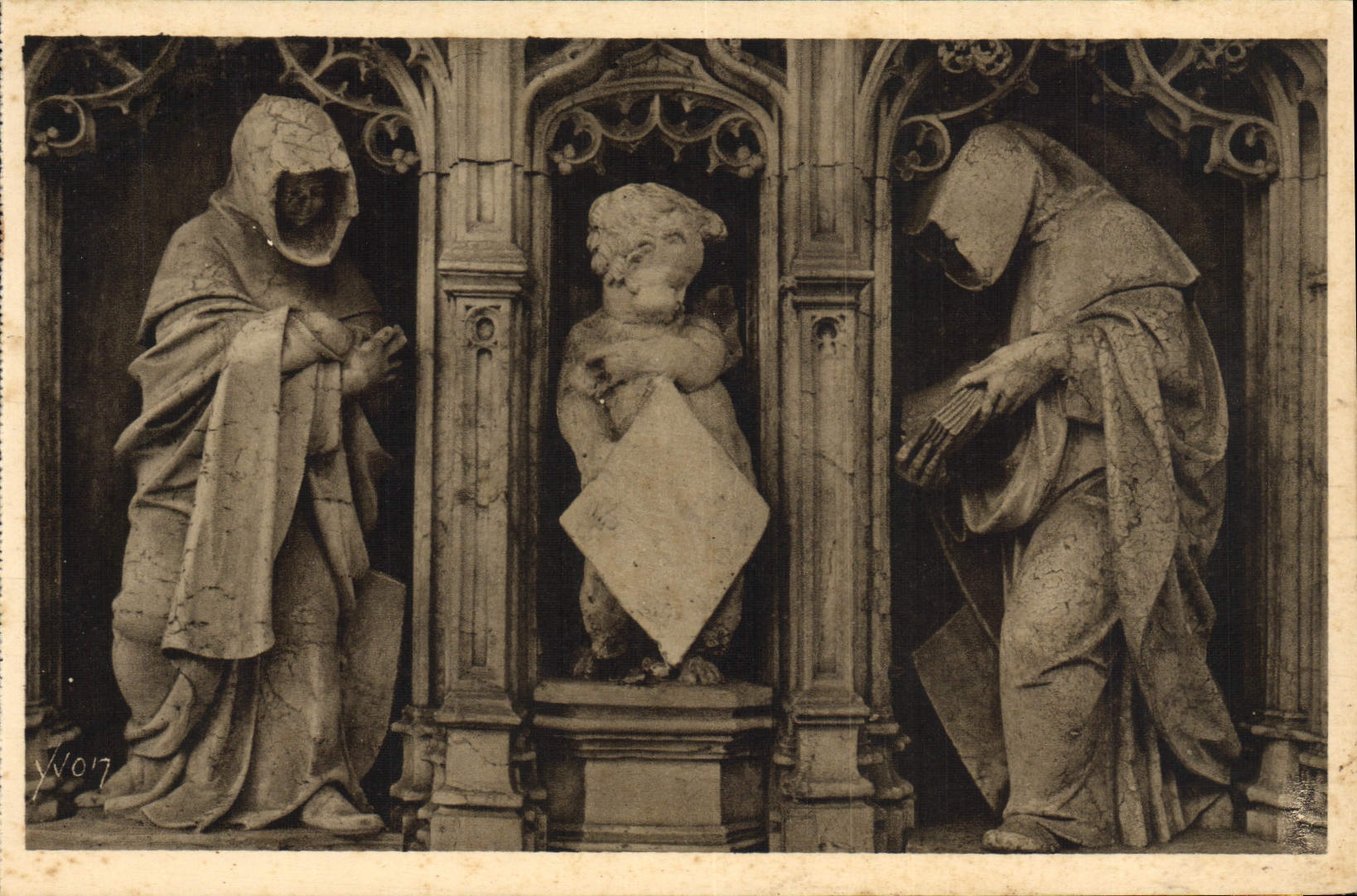 CPA Bourg Eglise de Brou Figures du Mausolee de Marguerite de Bourbon Les pleureuses