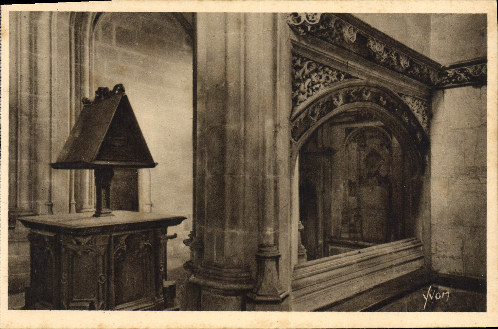 Iglesia de la ciudad de la POSTAL de la VENDIMIA de los detalles de las cáscaras del oratorio y del atril de la margarita de Austria