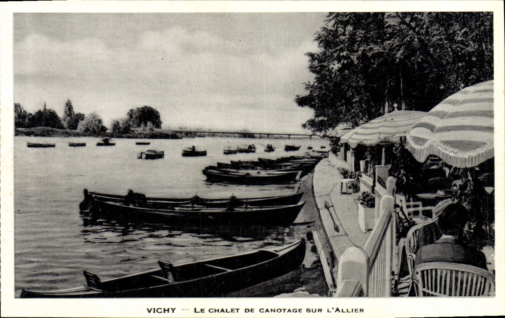 CPA Vichy Le Chalet De Canotage Sur L'Allier