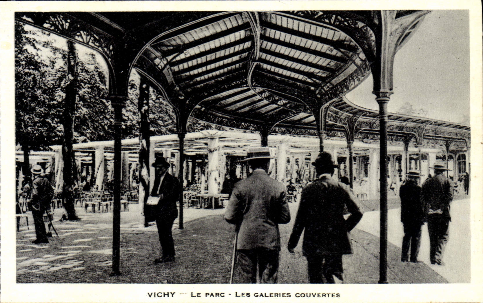 CPA Vichy Le Parc Les Galeries Couvertes