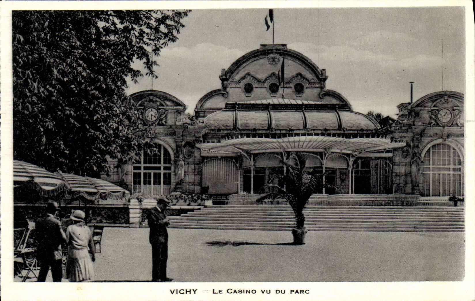 VINTAGE POSTCARD Vichy the Casino Seen Of the Park