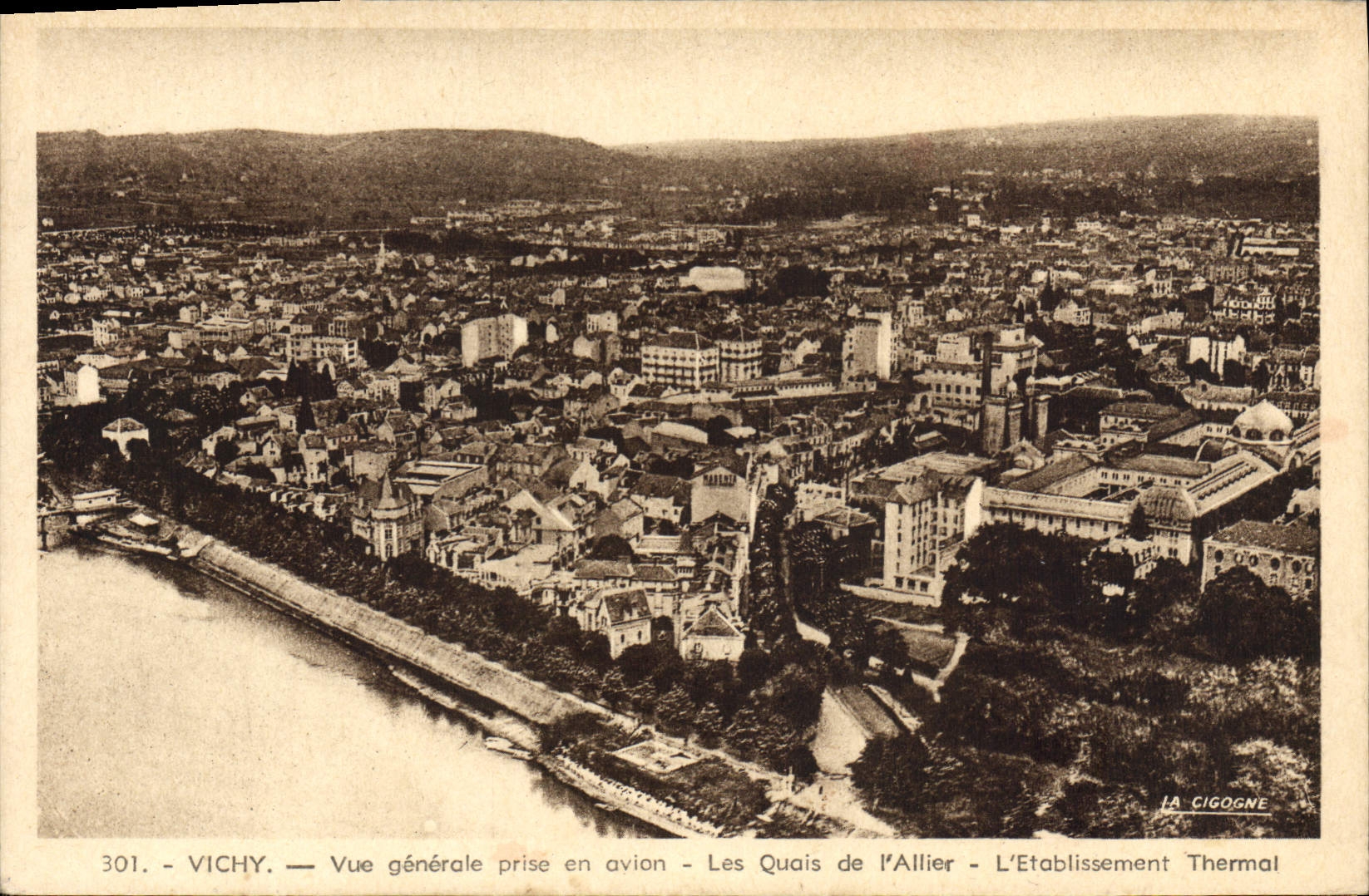 CPA Vichy Vue Generale Prise En Avion Les quais de l'Allier Etablissement thermal