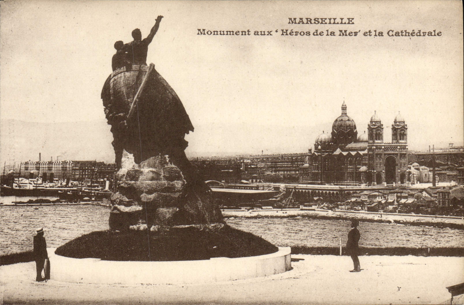 CPA Marseille Monument Aux Heros De La Mer Et La Cathedrale