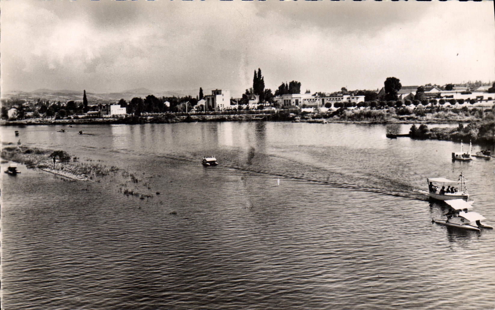 MODERN CARD Vichy Canoeing On I' Allier Pedal boat