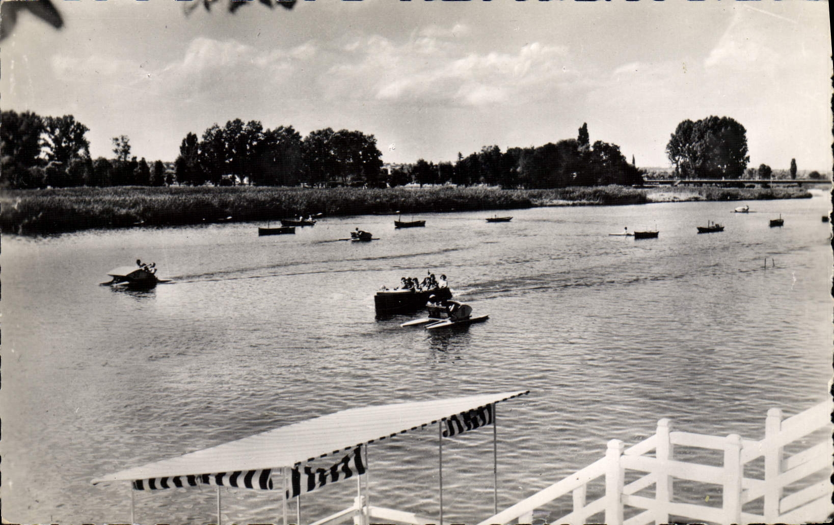 CPM Vichy Canotage Sur I'Allier Pedalo