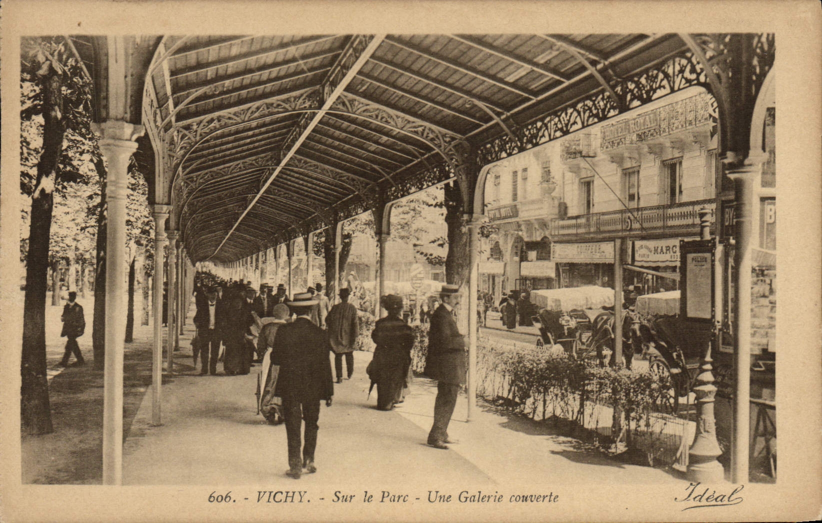 CPA Vichy Sur Le Parc Une Galerie Couverte