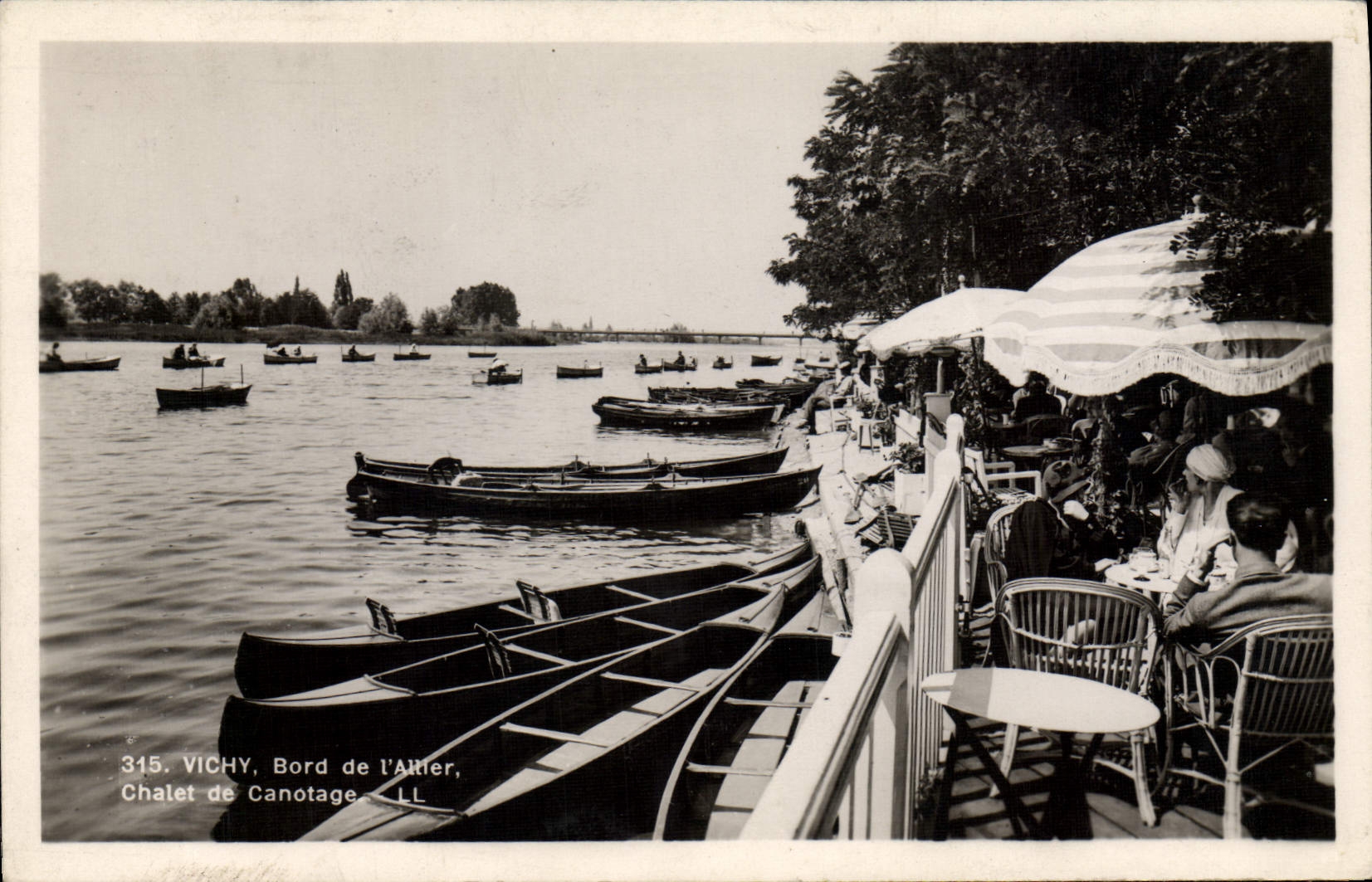 CPA Vichy Bord De I'Allier Chalet de canotage 