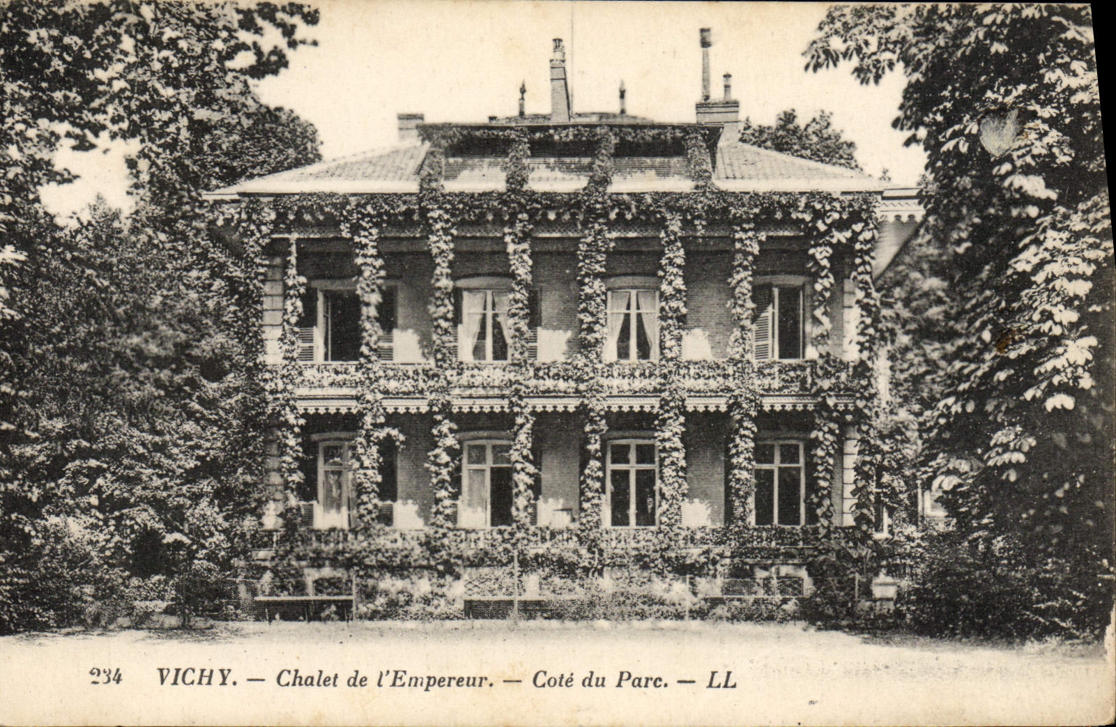 VINTAGE POSTCARD Vichy Chalet De I' Empereur Dimensions Park