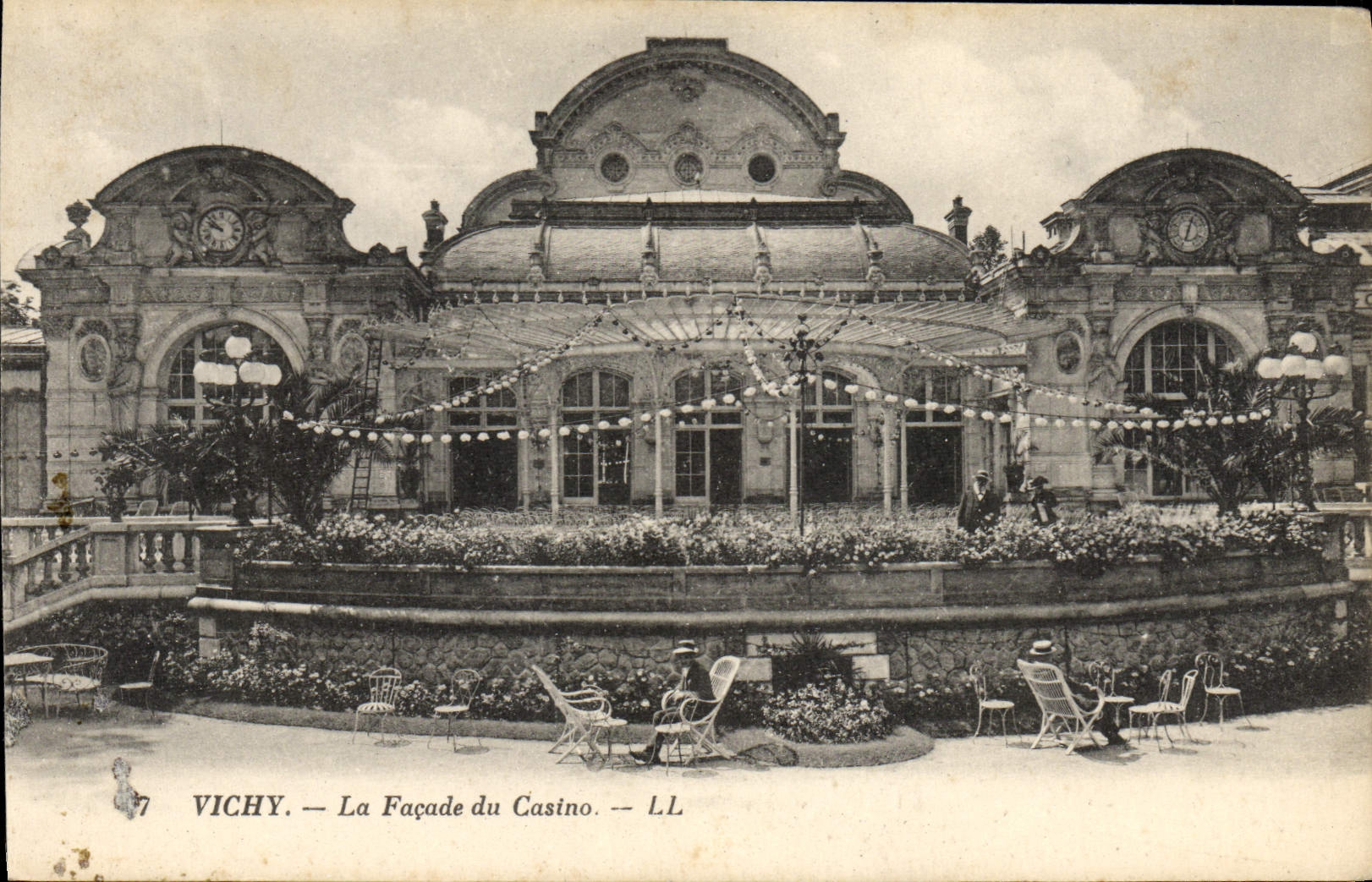 VINTAGE POSTCARD Vichy the Frontage Of the Casino