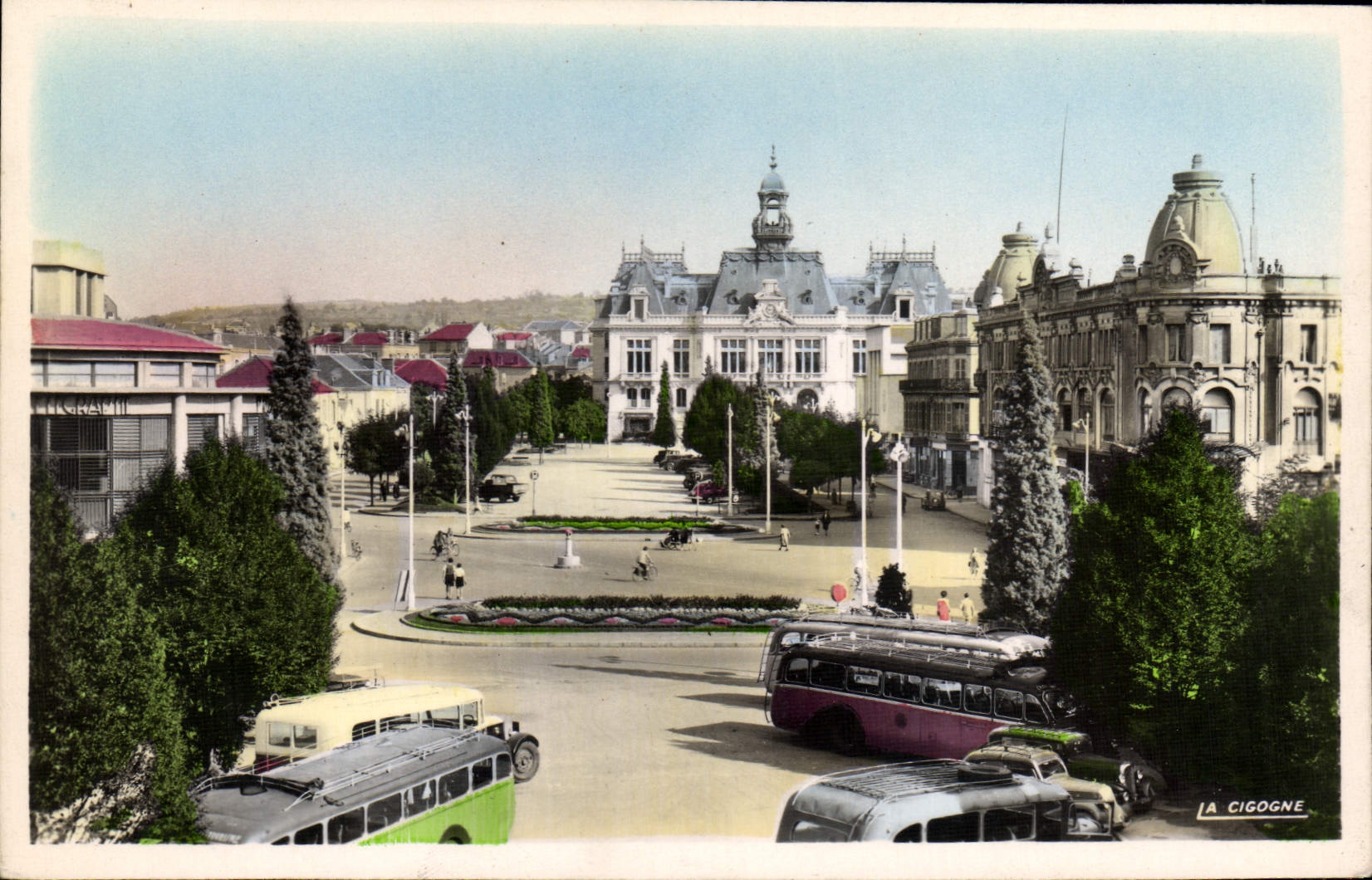CPM Vichy L'Esplanade de l'hotel de ville