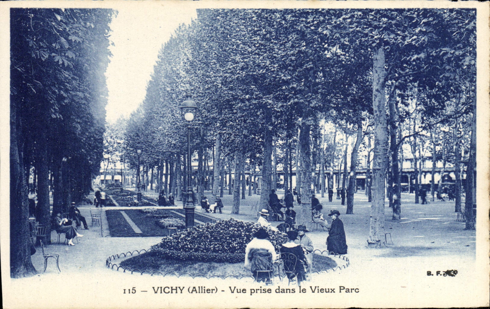 CPA Vichy Vue Prise Dans Le Vieux Parc