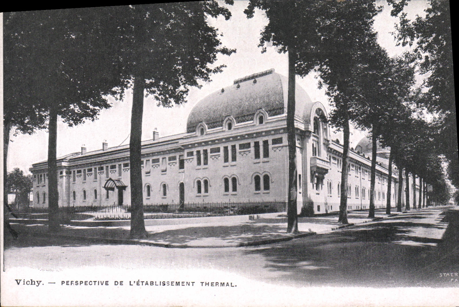 CPA Vichy Perspective De L'Etablissement Thermal