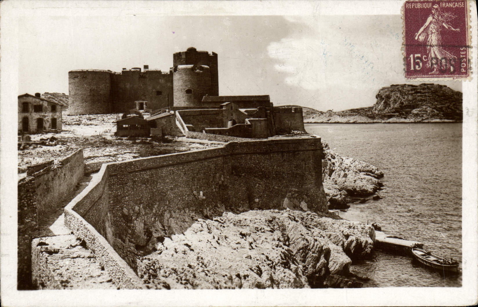 CPA Marseille Le Chateau d'If Une vue generale du donjon au loin les iles de Frioul