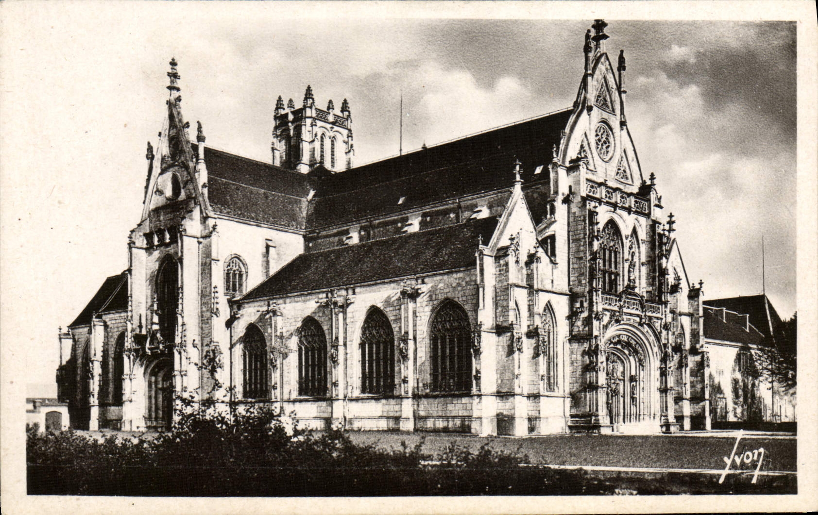 VINTAGE POSTCARD Borough In Bresse Church of Husks