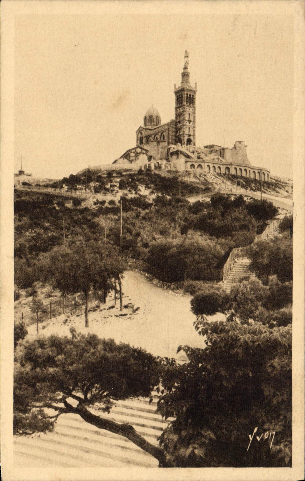 CPA Marseille Notre Dame De la Garde La basilique et la colline