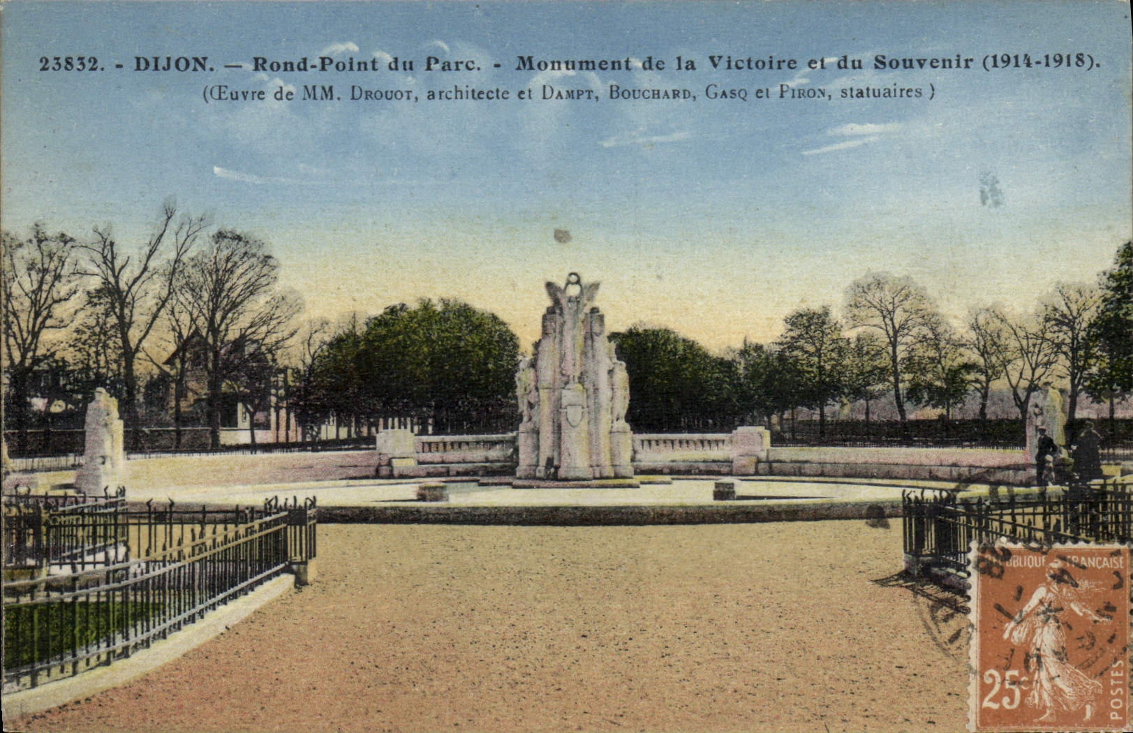CPA Dijon Rond Point Du Parc Monument De La Victoire et du souvenir