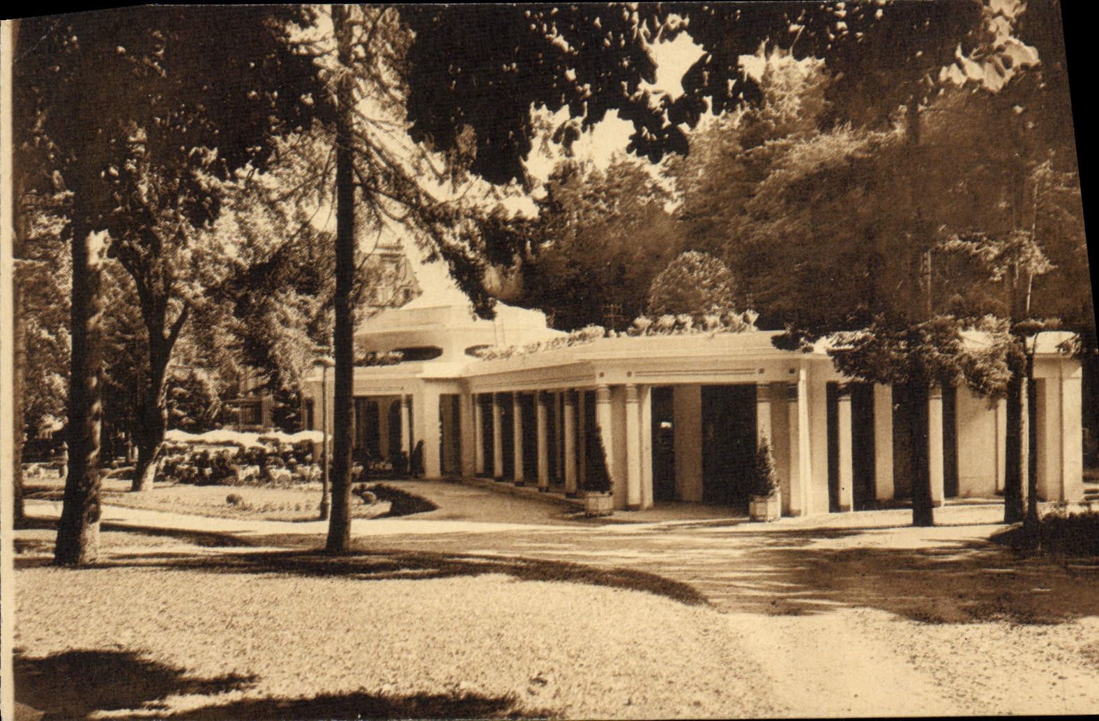CPA Bagnoles Tesse La Madeleine Le Pavillon Des Fleurs Et Le Grand Hotel Des Thermes