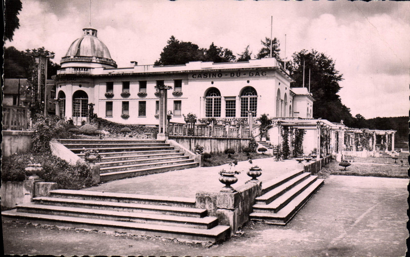 CPM Bagnoles De L'Orne Le Casino Du Lac