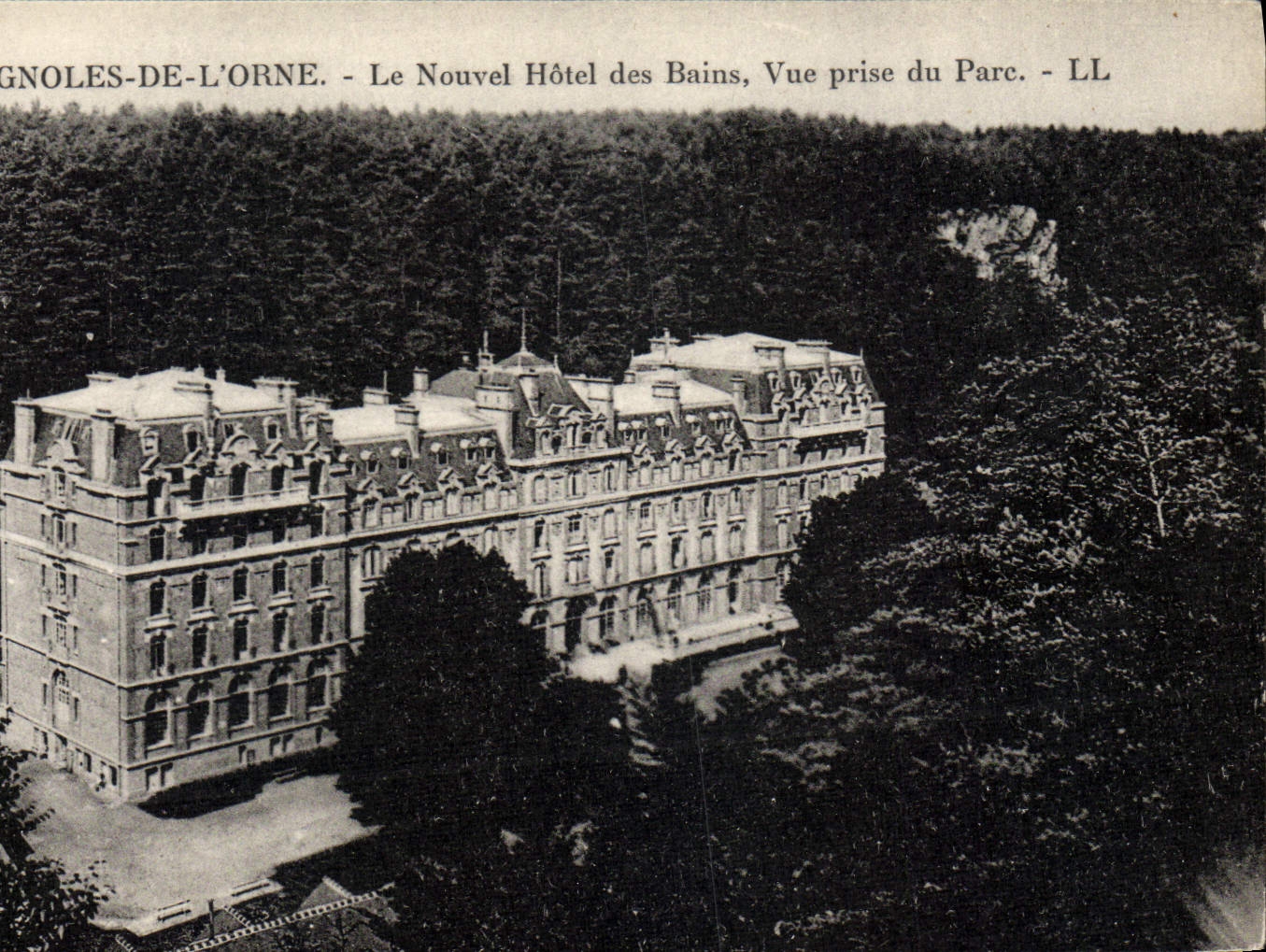CPA Bagnoles De L'Orne Le Nouvel Hotel Des Bains Vue Prise Du Parc