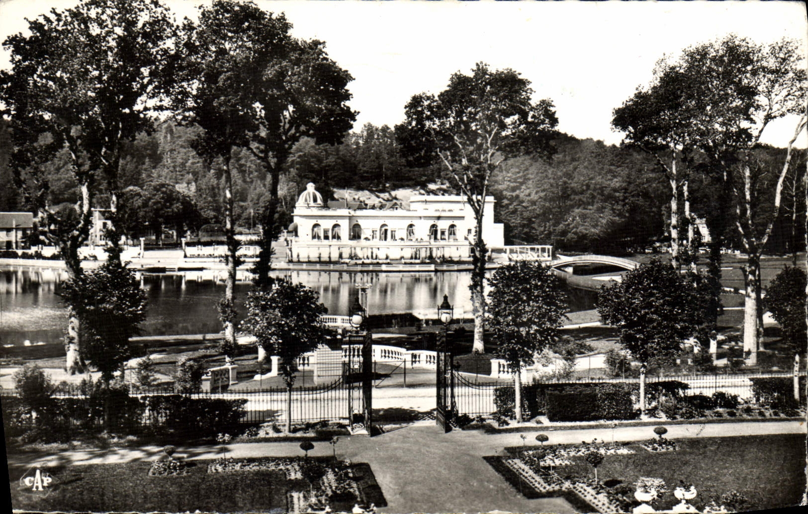 CPM Bagnoles De L'Orne Le Casino Du lac vu du Grand Hotel
