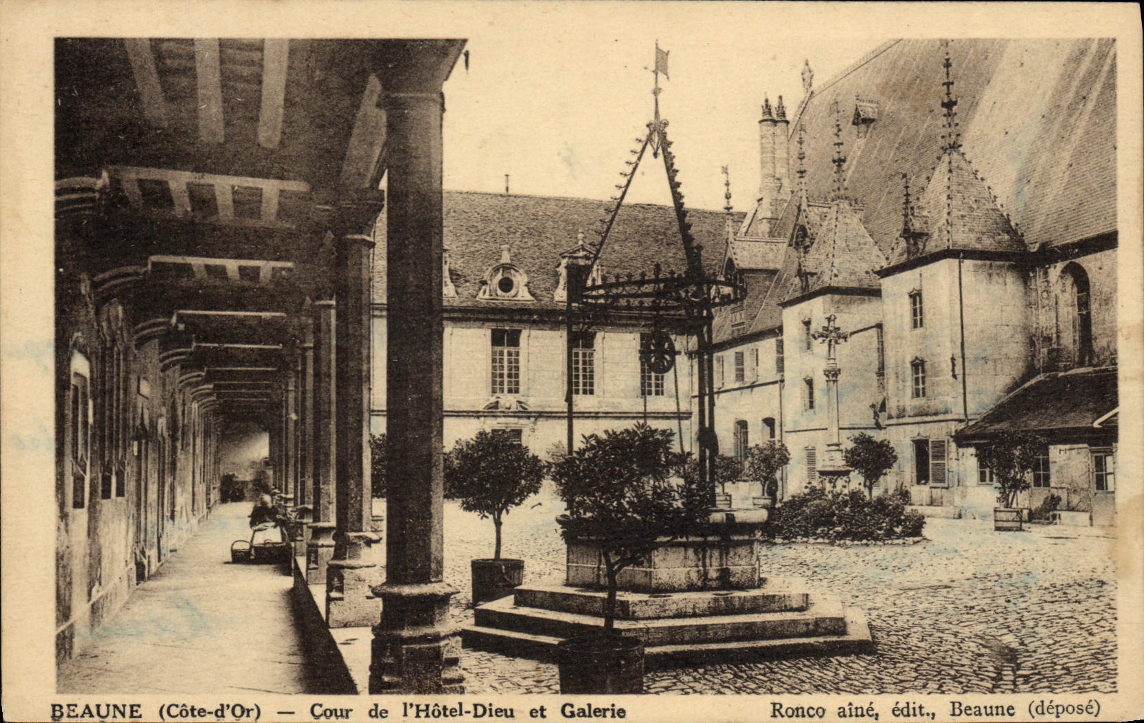 CPA Beaune Cour De I'Hotel Dieu Et Galerie