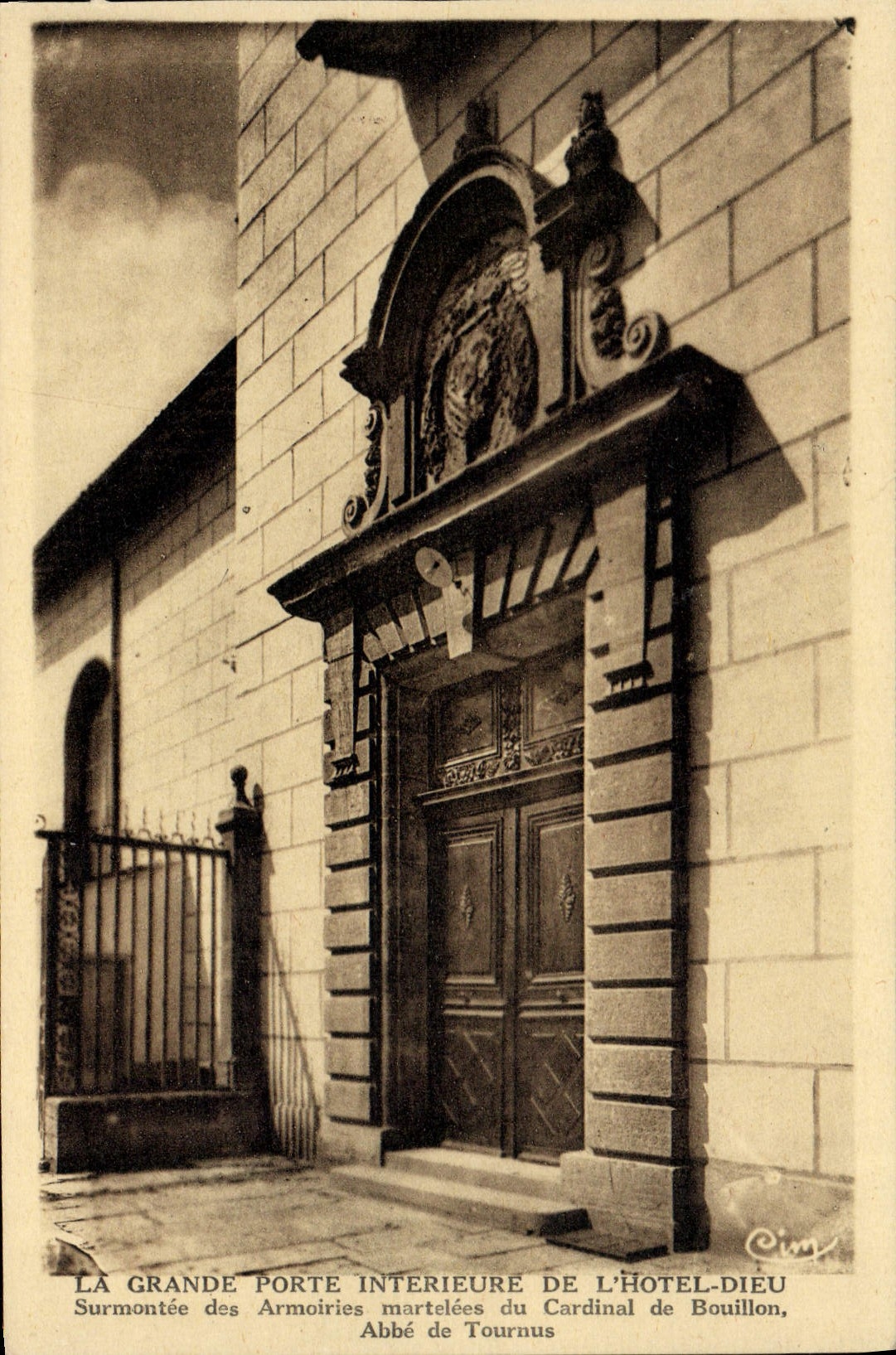 POSTAL de la VENDIMIA la puerta interior grande del surmontee de dios del hotel de los martelees de los cojinetes heráldicos del cardenal del abad de la burbuja de Tournus