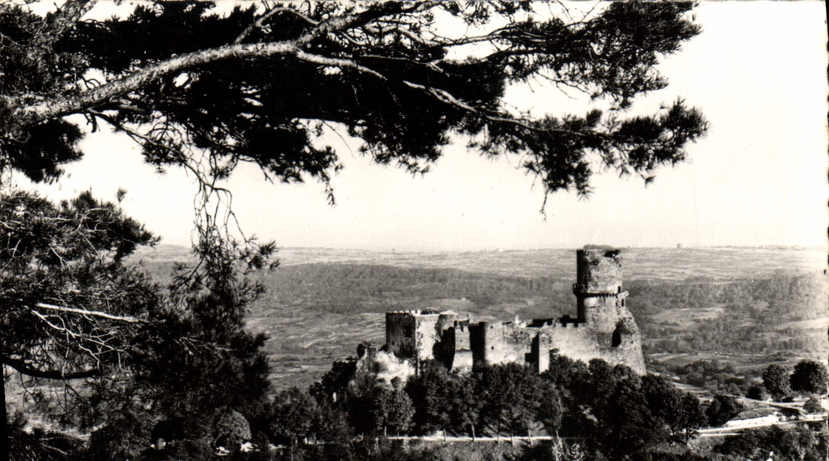CPM Les Belles Provinces Francaises I'Auvergne Chateau De Tournoel