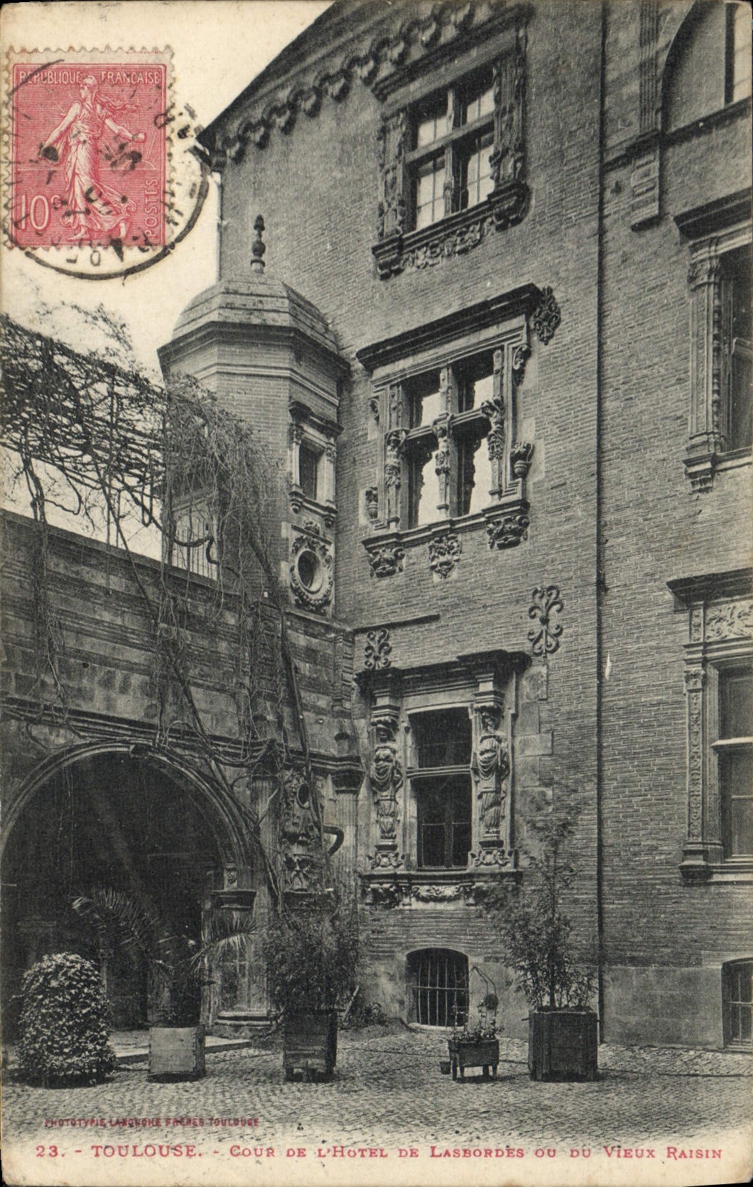 CPA Toulouse Cour de L'Hotel De Lasbordes ou du vieux raisin