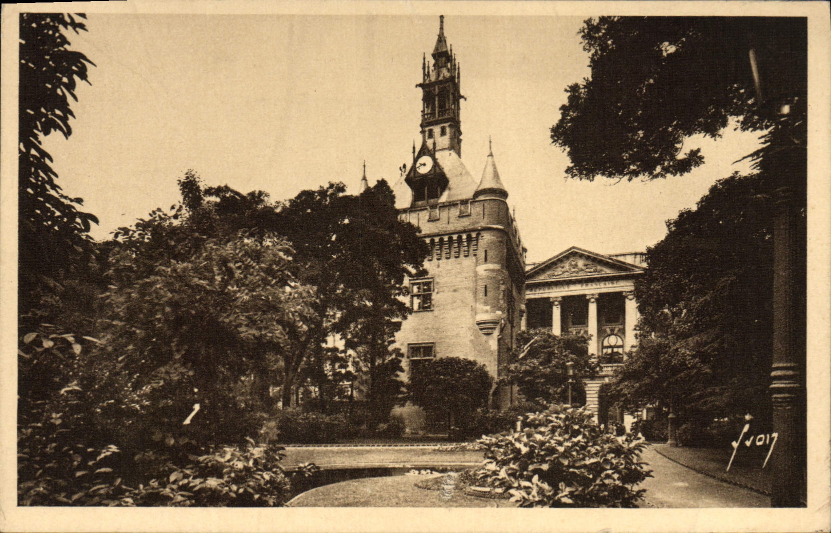 VINTAGE POSTCARD Toulouse the Keep Of Capitole And the Public garden