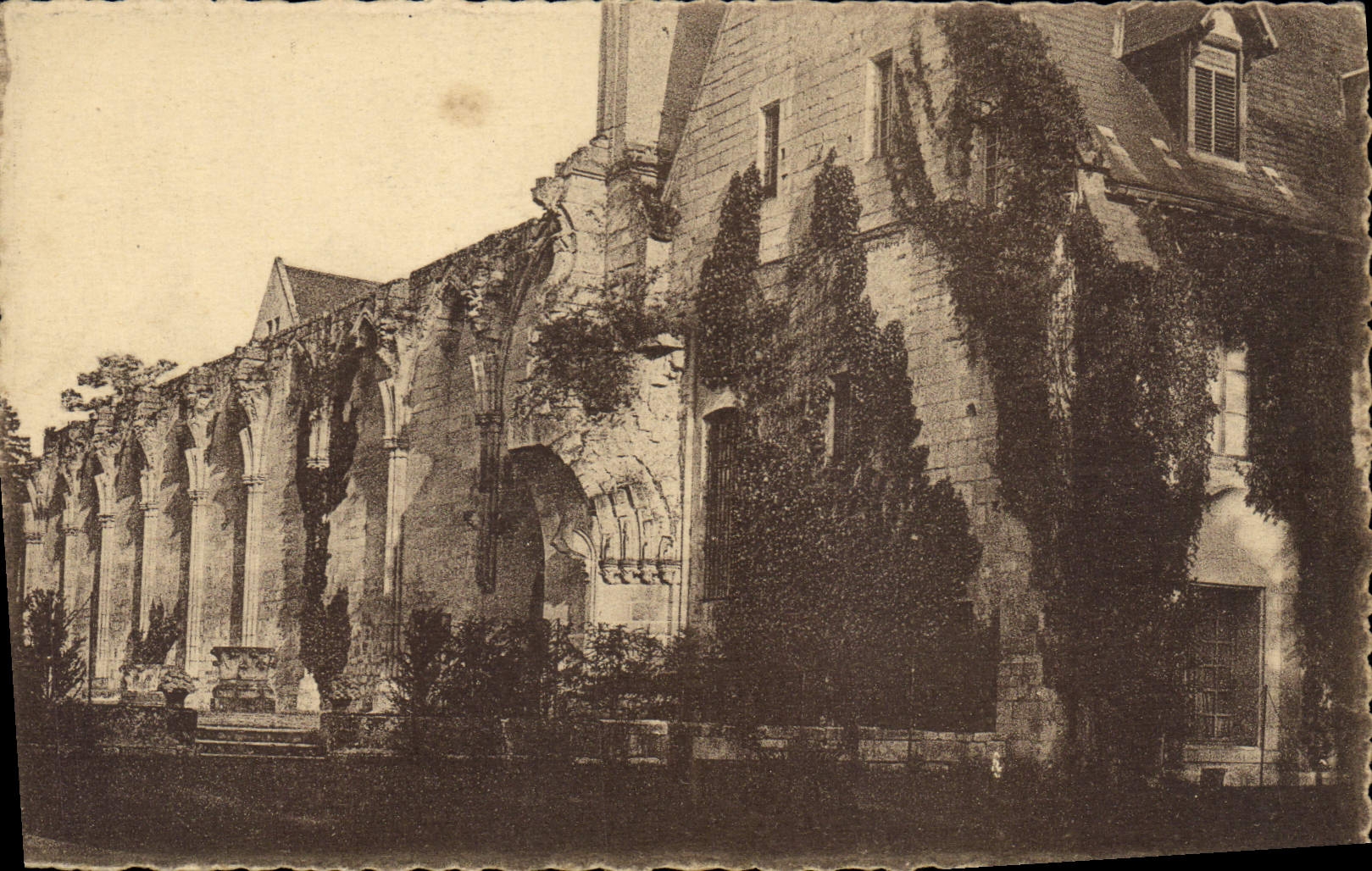 VINTAGE POSTCARD Abbey De Rovaumont Asnieres On Oise Ruins of abbey and house of the hosts