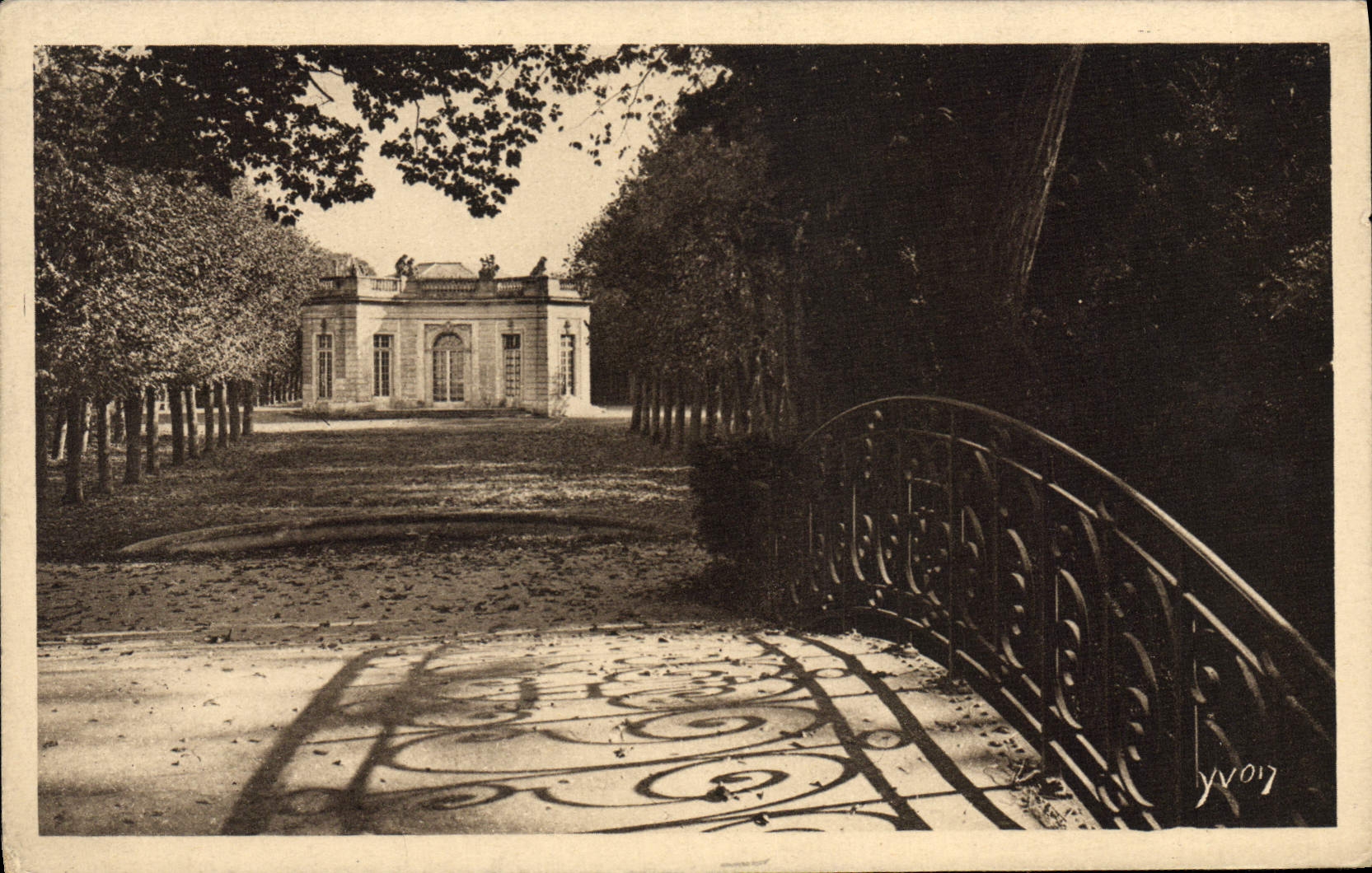 CPA Versailles Petit Trianon Le Pavillon Francais