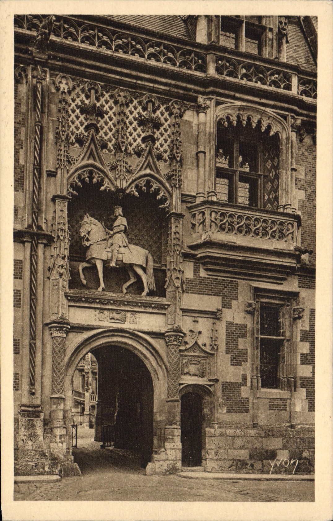 CPA La Douce France Chateaux De La Loire Blois Aile Louis XII Le portail