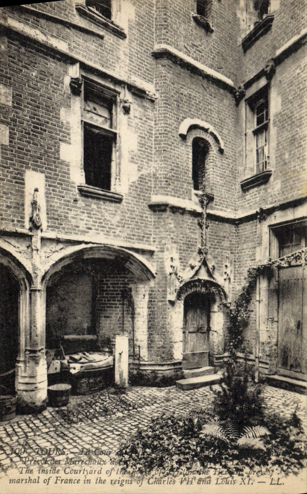 VINTAGE POSTCARD Tours Court