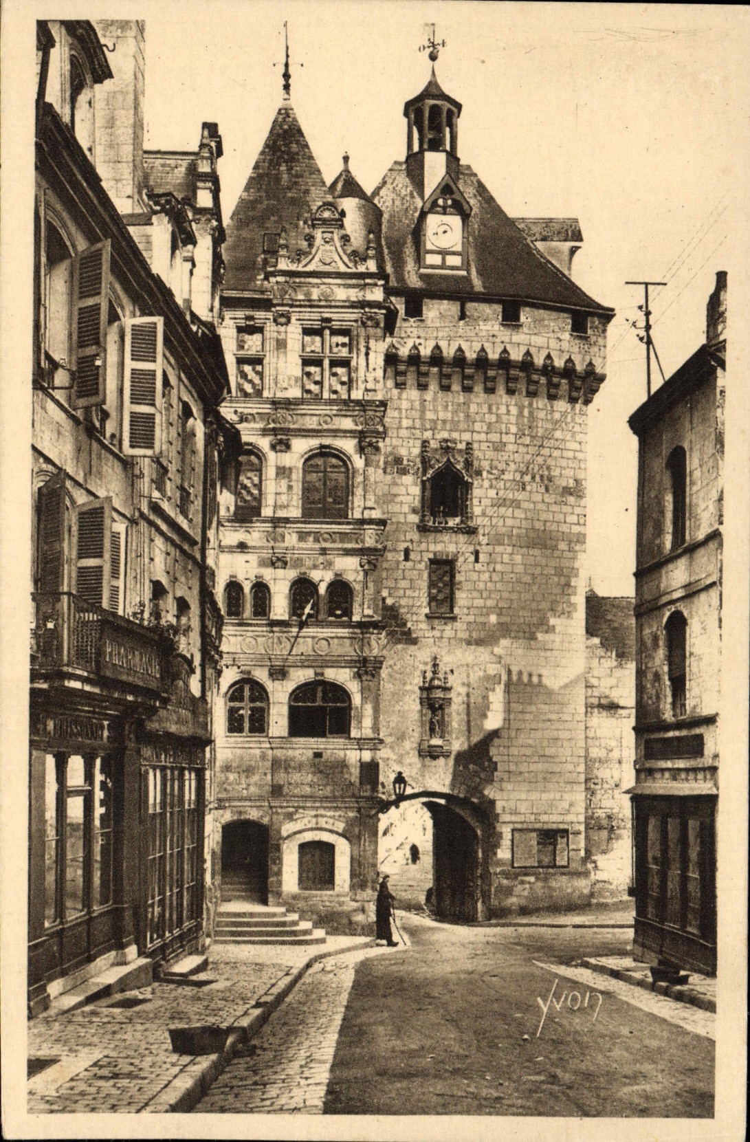 VINTAGE POSTCARD Loaches the Town hall