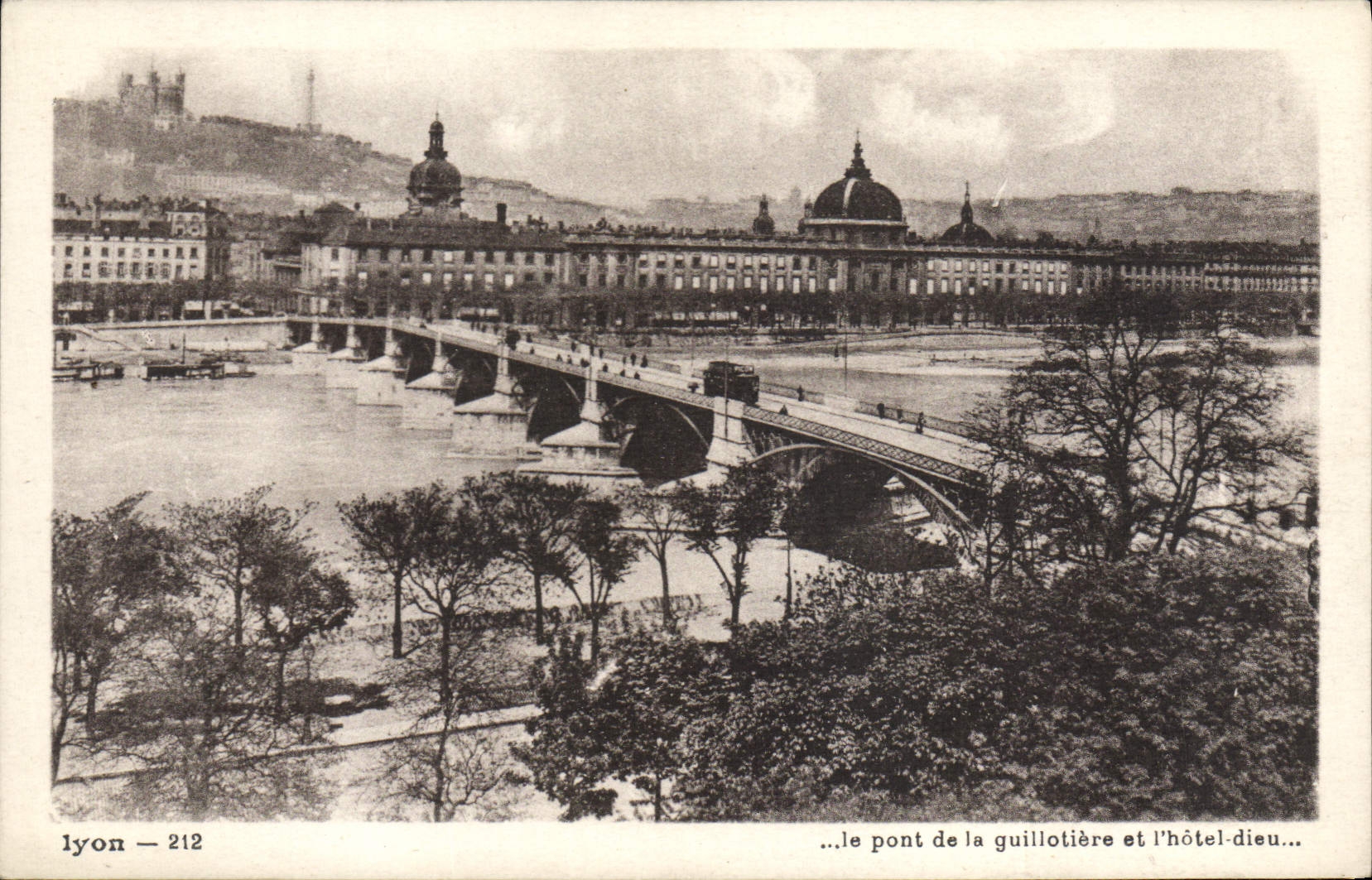 CPA Lyon Le Pont De La Guillotiere Et I'Hotel Dieu