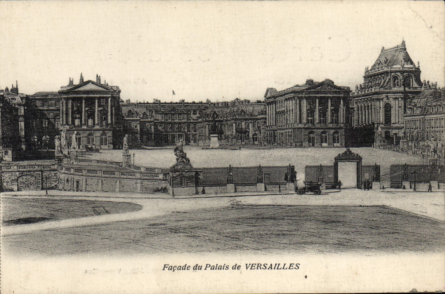VINTAGE POSTCARD Frontage Of the Palate Of Versailles