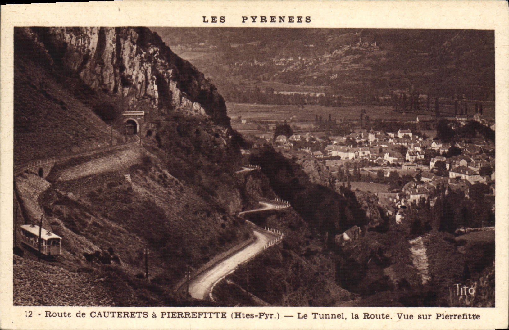 CPA Route De Cauterets A Pierefitte Le Tunnel La route Vue sur Pierrefitte