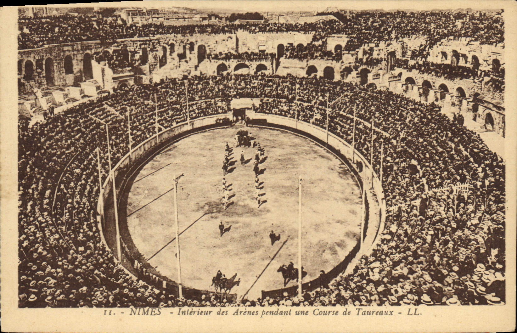 POSTAL Nimes interior de la VENDIMIA de arena durante una corrida de la corrida