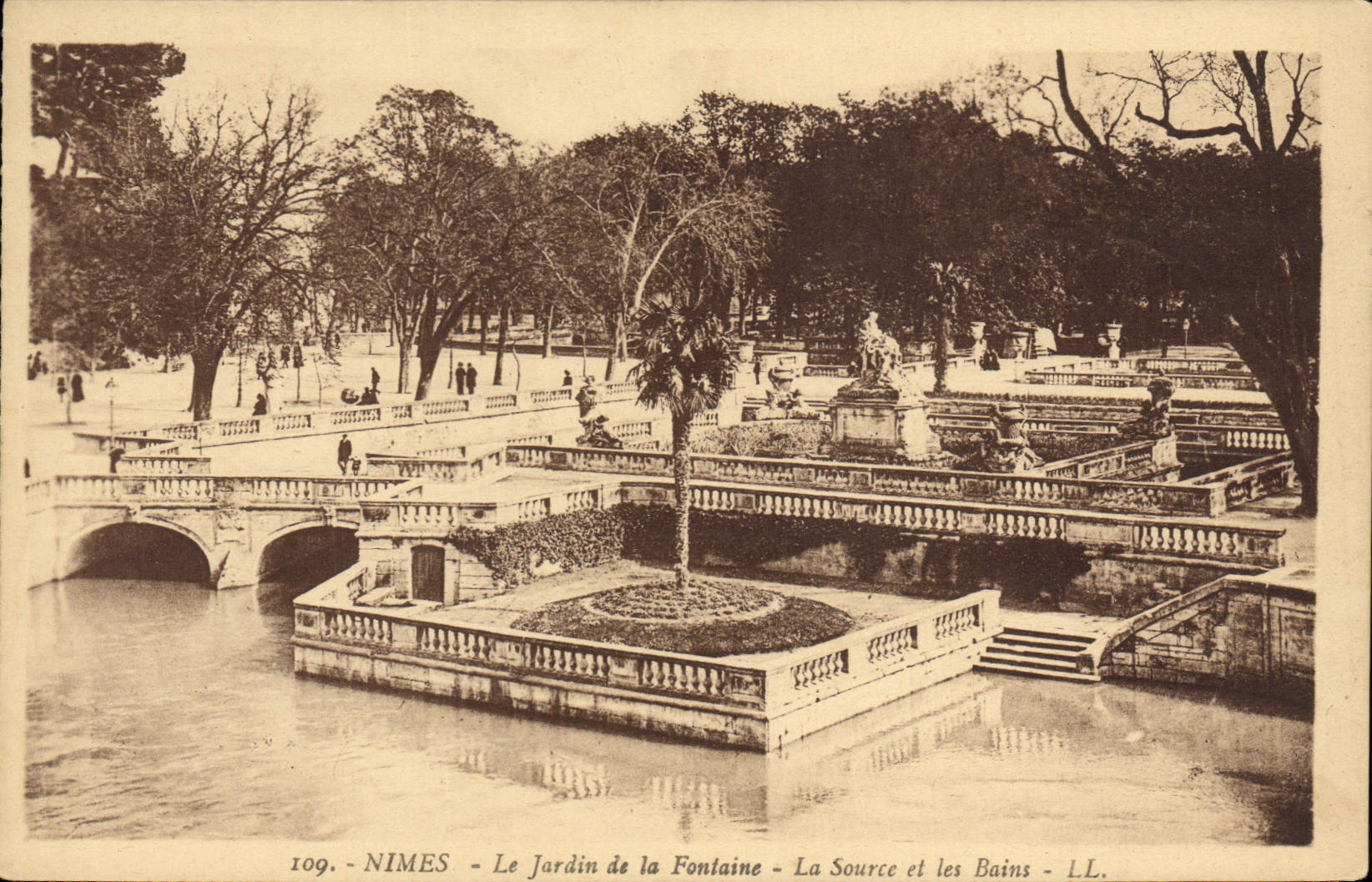 POSTAL Nimes de la VENDIMIA el jardín de la fuente la fuente y les Bains
